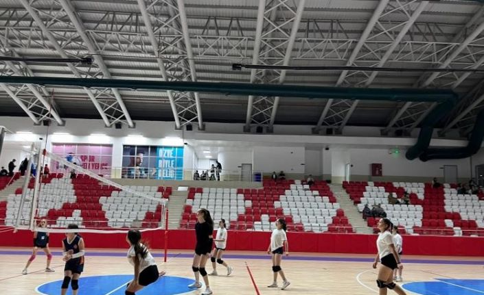 Bozüyük’te gençler voleybol sahasında buluştu