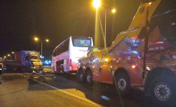 Bozüyük’te yolcu otobüsü ile tır çarpıştı: 20 yaralı