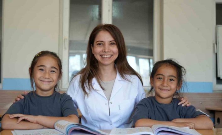 Bu okulda iki öğrenci, bir öğretmen var