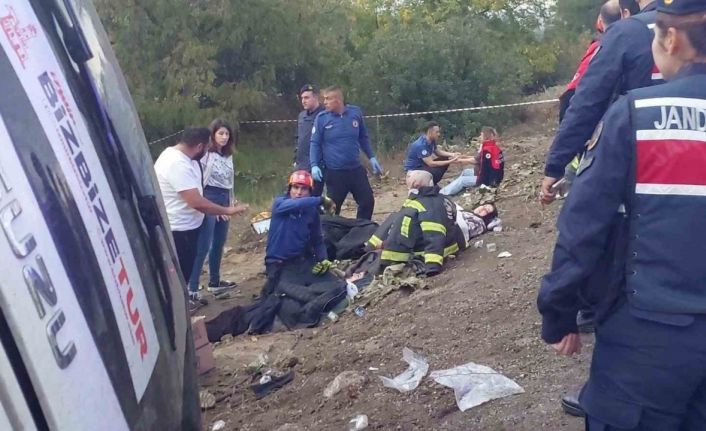 Buldan’dan İzmir’e dönen tur otobüsü şarampole yuvarlandı; 2 ölü 5 yaralı