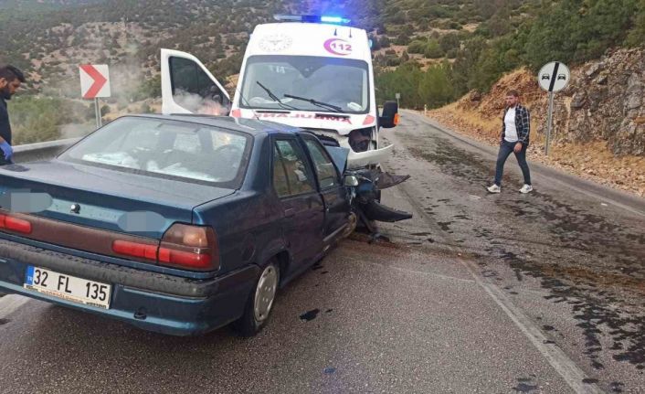 Burdur’da ambulans ile otomobil çarpıştı: 4 yaralı