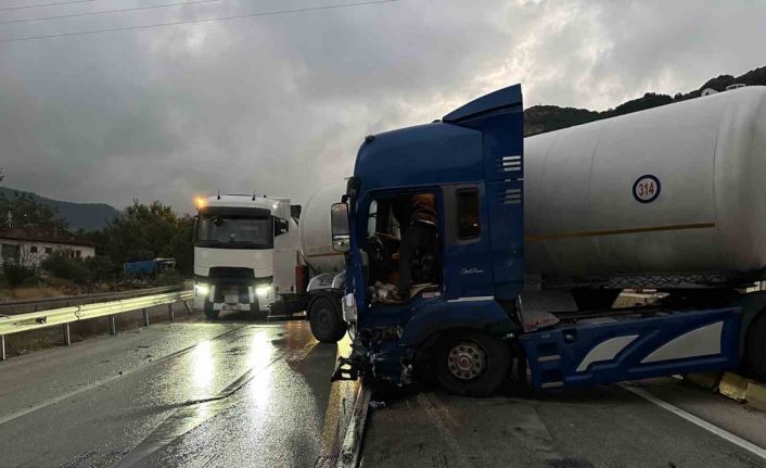 Burdur’da makaslayan tır nedeniyle yol kapandı