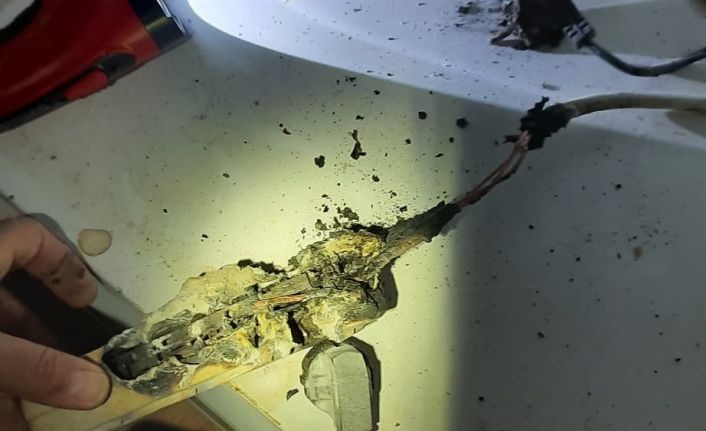 Burdur’da prize takılan uzatma kablosu yangına sebep oldu