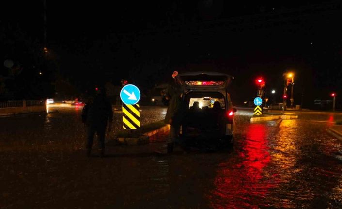Burhaniye’de sağanak yağış yolları göle çevirdi