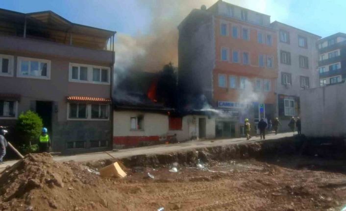 Bursa’da 2 katlı müstakil ev alev alev yandı