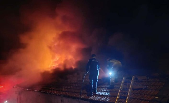 Bursa’da 4 dükkan alevlere teslim oldu