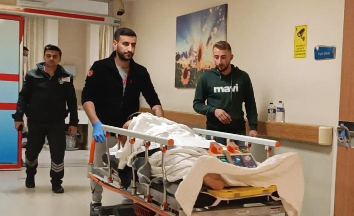 Bursa’da elektrik direğinden düşen 2 tekniker yaralandı