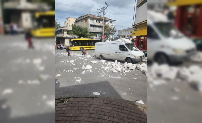 Bursa’da fırtına ağaçları devirdi, çatıları uçurdu