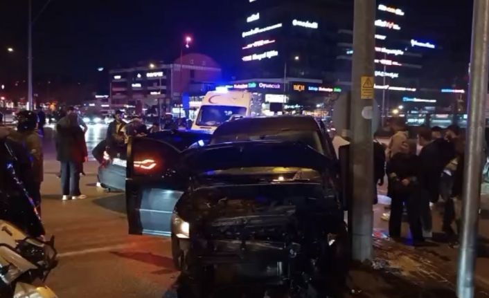 Bursa’da hafif ticari araç ile otomobil çarpıştı: 3 yaralı