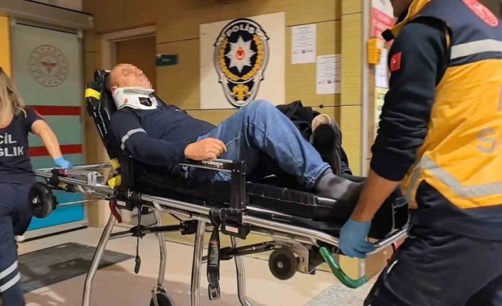 Bursa’da hafif ticari araç tırla çarpıştı: 2 yaralı