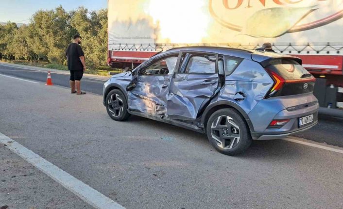 Bursa’da kamyon otomobille çarpıştı: 1 yaralı