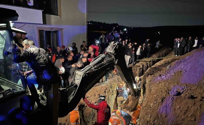 Bursa’da kanalizasyon çukuru kazarken göçük altında kalan 2 kardeş hayatını kaybetti