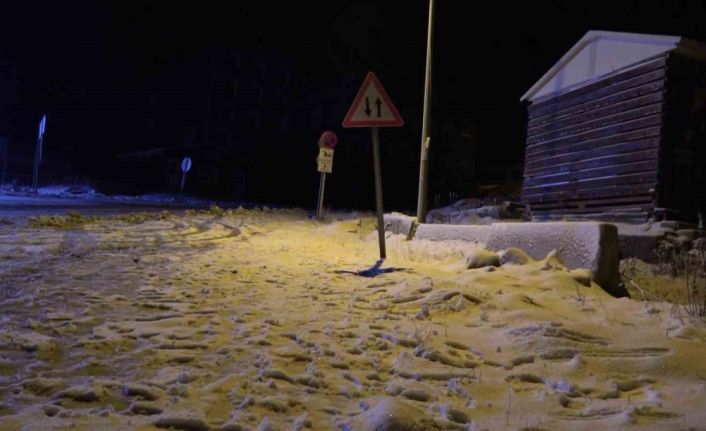 Bursa’da kar yağışını görenler gece yarısı Uludağ’a akın etti