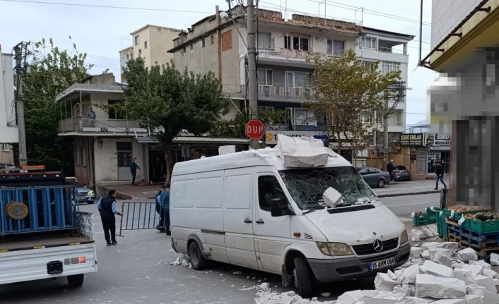 Bursa’da lodos: Otomobilin üzerine ağaç devrildi, o anlar kameraya yansıdı