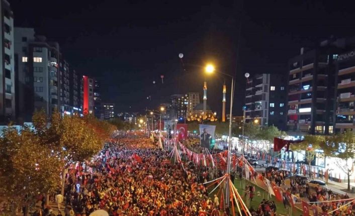 Bursa’da onbinlerce kişi Cumhuriyet coşkusuna ortak oldu