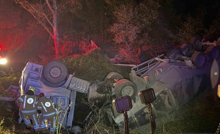 Bursa’da tır şarampole yuvarlandı: 2 yaralı