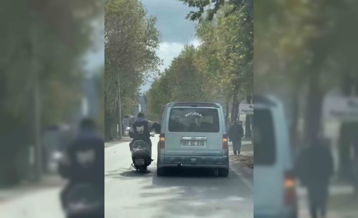 Bursa’da trafikte tehlikeli anlar kamerada: Sohbet etmek için seyir halindeki araca yaslandı