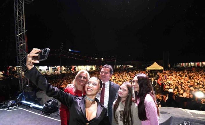 Bursa’da Zeynep Bastık’la Cumhuriyet coşkusu