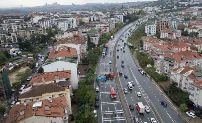 Büyükçekmece E-5’te devrilen tır nedeniyle yol kapandı
