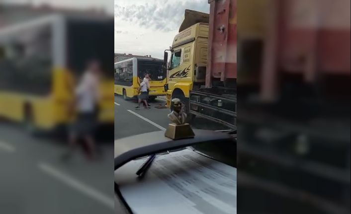 Büyükçekmece’de İETT otobüsüne kamyon çarptı: 9 hafif yaralı