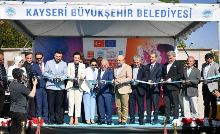 Büyükşehir’in gençlere yönelik büyüleyici Mobil Dijital Gençlik Merkezi açıldı