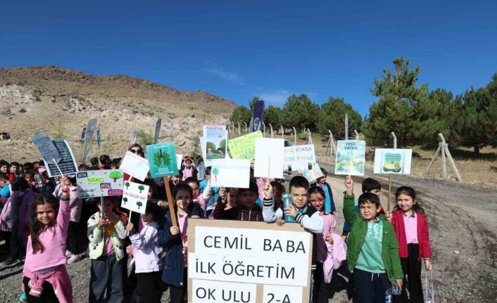 Büyükşehirin Yeşil Vatan Seferberliği’nde 3 bin fidan daha toprakla buluştu