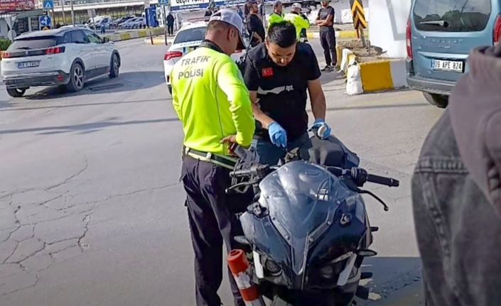 Çalıntı motosikletle kaza yaptı, polisten kaçamadı