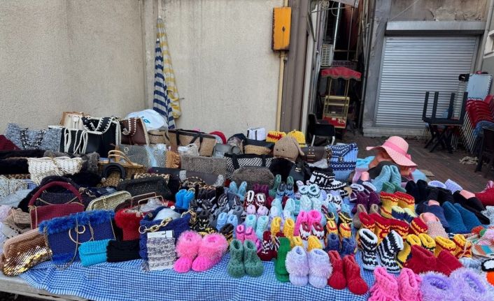 Cam kemik hastası oğluna akülü araç alabilmek için örgü örüyor