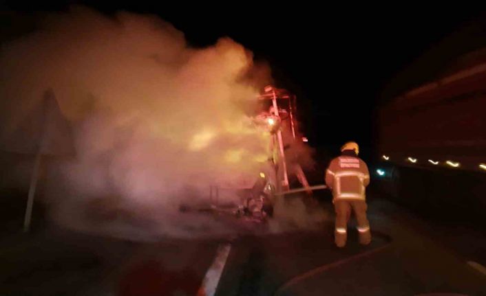 Çanakkale-Bandırma Karayolu’nda gece saatlerinde araç yangını