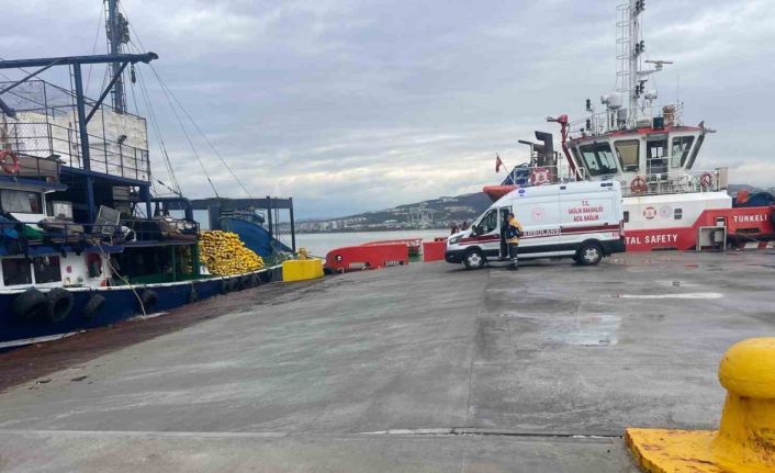 Çanakkale Boğazı’nda balıkçılar, denizde çırpınan bir kişiyi kurtardı