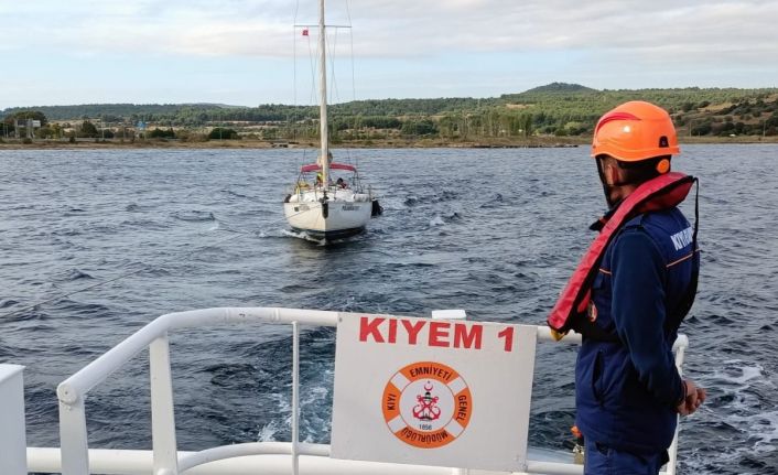 Çanakkale Boğazı’nda makine arızası yaparak sürüklenen tekne kurtarıldı