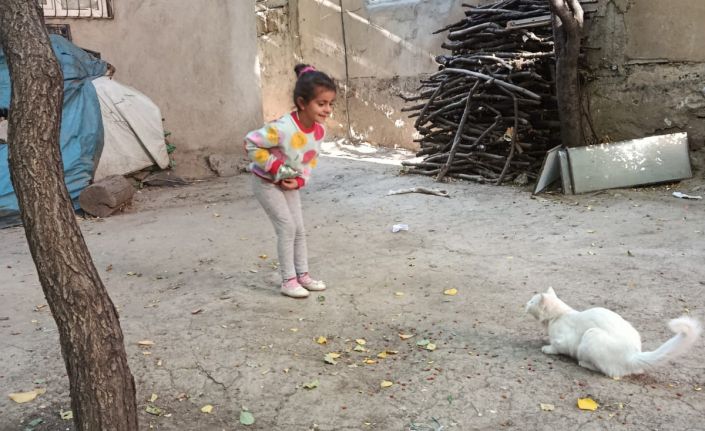 Çatak’ta minik öğrencilerden anlamlı davranış