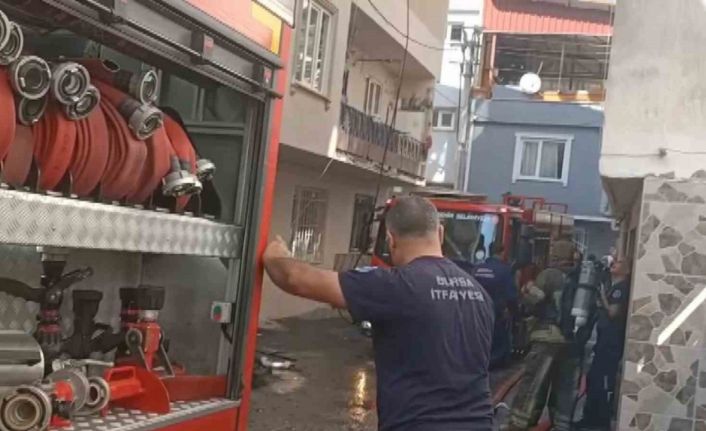 Çatı katında çıkan yangın paniğe neden oldu