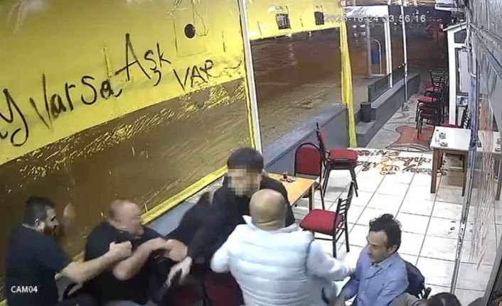Çay ocağında otururken silahlı saldırıya uğradı: O anlar kamerada
