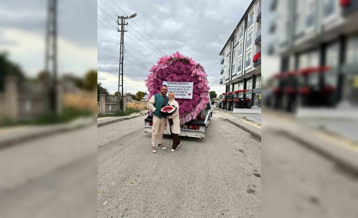 Çekiciyle dev bir çiçek buketi göndererek eşinden özür diledi