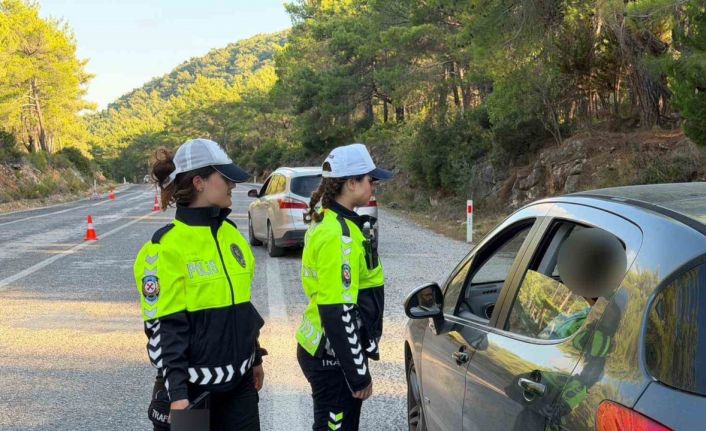Çeşme-İzmir eski yolunun trafik güvenliği kadın polis memurlarına emanet