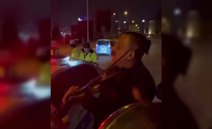 Cezaya fasıl molası: Darbuka ve kemanla oyun havası