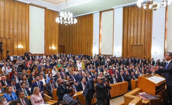 CHP Lideri Özel: "Yaz boyunca mücadele eden, çalışan, direnen milletvekillerimin huzurunda, 70 gün deniz, kum, güneş ile yaşayan, buna doyan iktidar milletvekillerini hatırlatmak gerekiyor"