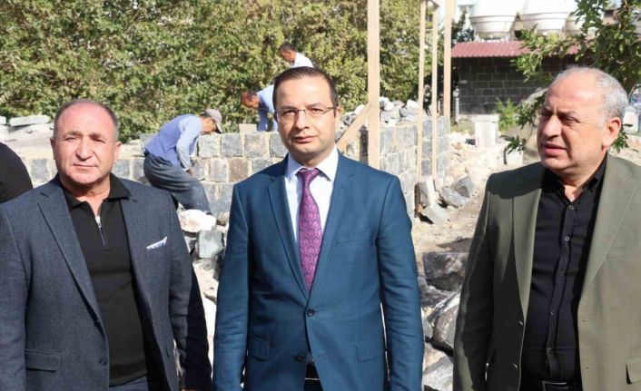 Cizre’de Abdaliye Medresesi’nin yıkılan tarihi duvarı yeniden inşa ediliyor