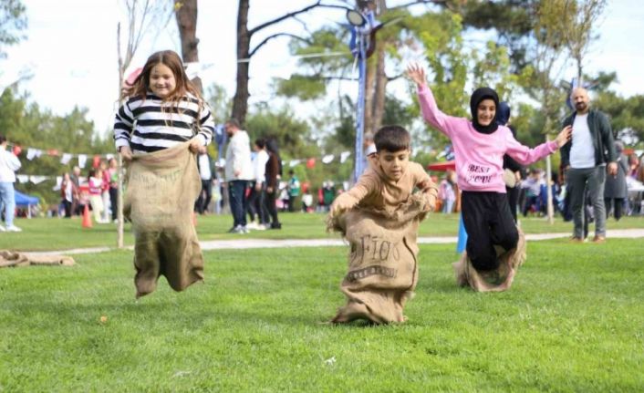 Çocuklar cumhuriyet etkinliğinde gönüllerince eğlendi