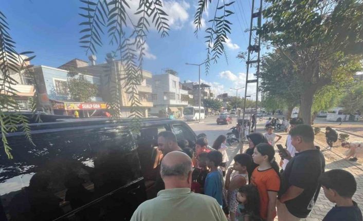 Çocuklar, hediye oyuncaklarla sevindi