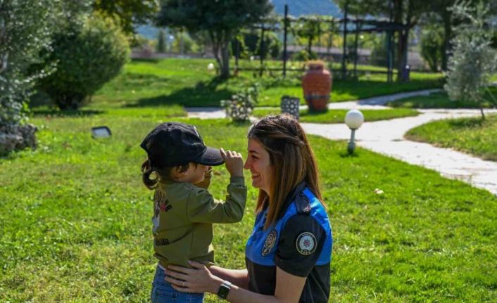 Çocukların yüzünü güldüren polis kalpleri ısıttı