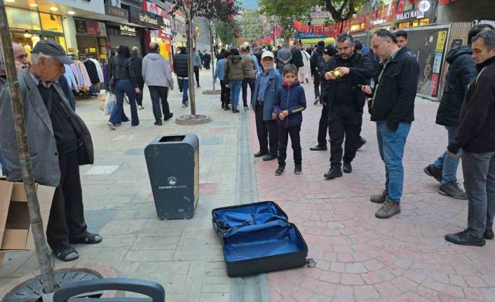 Çöp kutusu yanına bırakılan valiz paniğe neden oldu