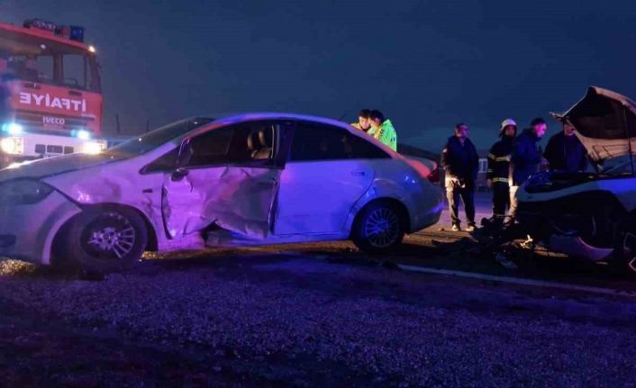 Çorum’da iki otomobil çarpıştı: 3 yaralı