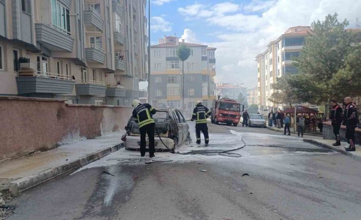 Çorum’da öfkeli kadın, eşinin otomobilini ateşe verdi