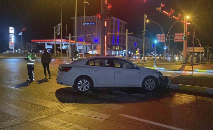 Çorum’da otomobil refüje çarptı: 1 yaralı