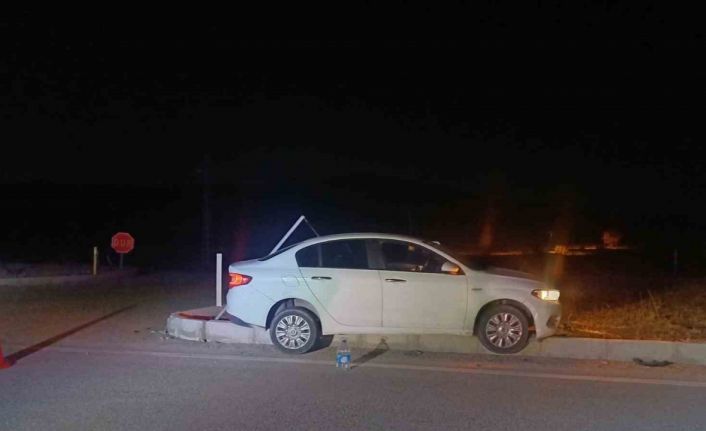 Çorum’da otomobil refüje çarptı: Araçtakiler hafif sıyrıklarla kurtuldu