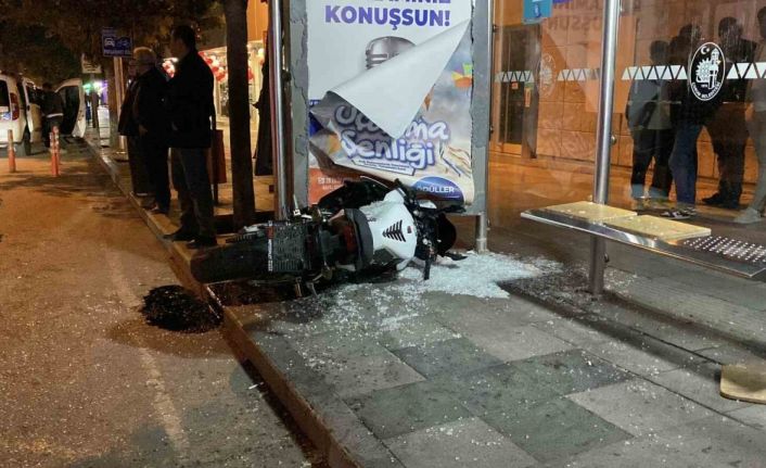 Çorum’da otomobille çarpışan motosiklet otobüs durağına daldı: 1 yaralı