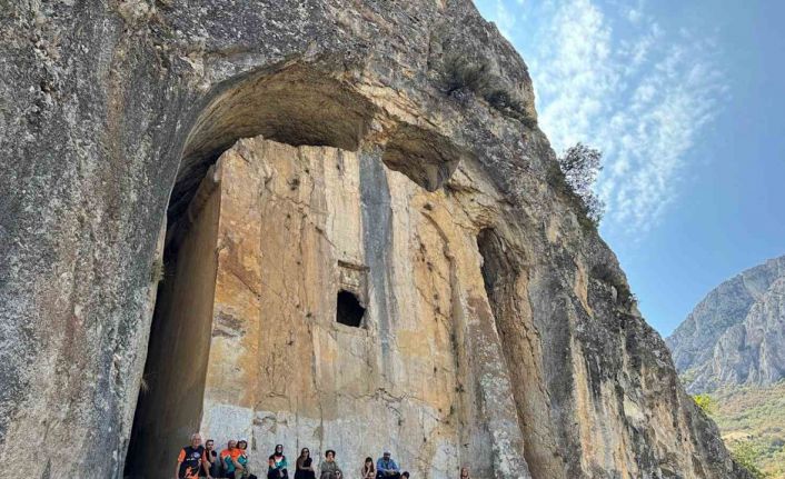 Çorum’un gizemli kaya mezarı büyük ilgi görüyor