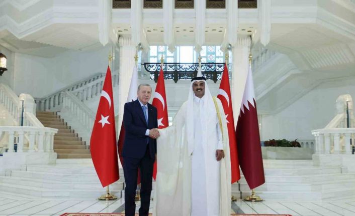 Cumhurbaşkanı Erdoğan, Katar’da resmi törenle karşılandı